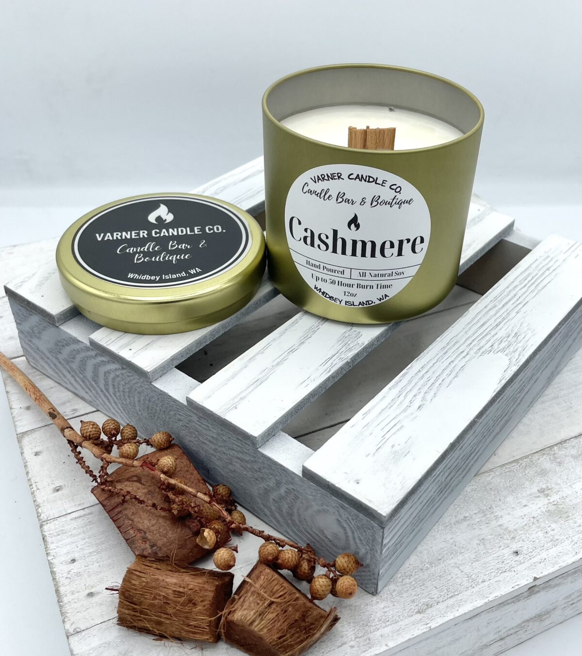 Cashmere scented 12oz Candle with wooden wick in gold tin